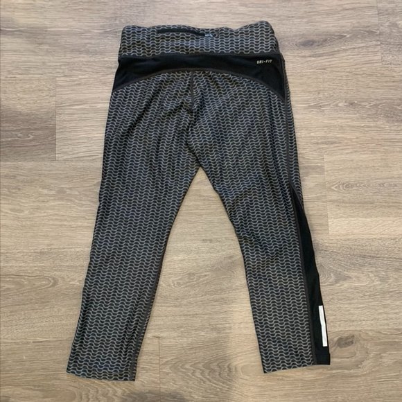 Nike Dri-Fit Cropped Workout Leggings (black) - Picture 3 of 4